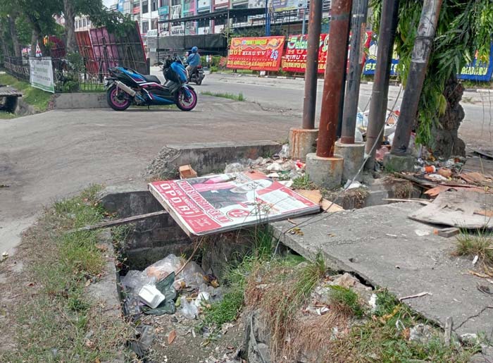 Tumpukan sampah di drainase Jalan HR Soebrantas akan menyebabkan aliran air tersumbat dan membuat banjir saat hujan mengguyur Kota Pekanbaru, belum lama ini.