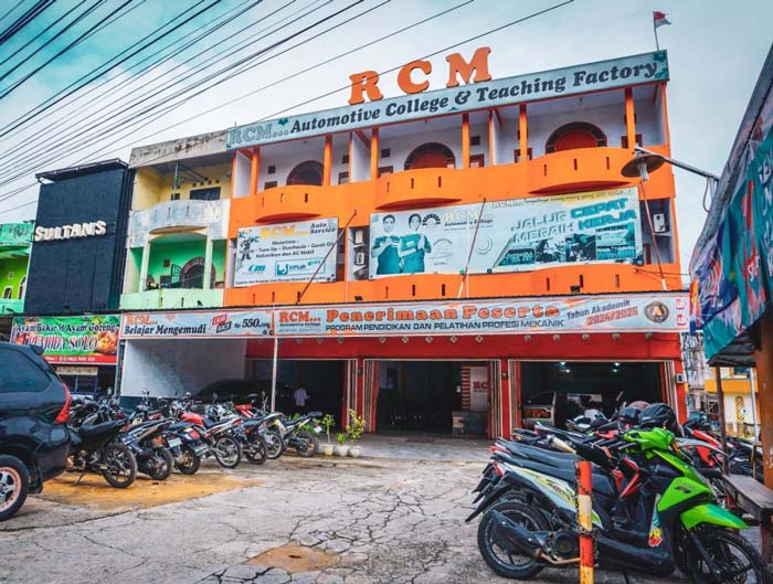 Kantor Lembaga Kursus dan Pelatihan Riau Cipta Mekanik (LKP RCM) di Jalan Paus ujung Nomor 124 JK, Tangkerang Barat, Marpoyan Damai, Pekanbaru.