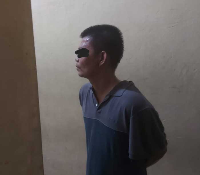 Pelaku tabrakan di Jalan HR Soebrantas berinisial M saat diamankan di Mapolsek Bina Widya.