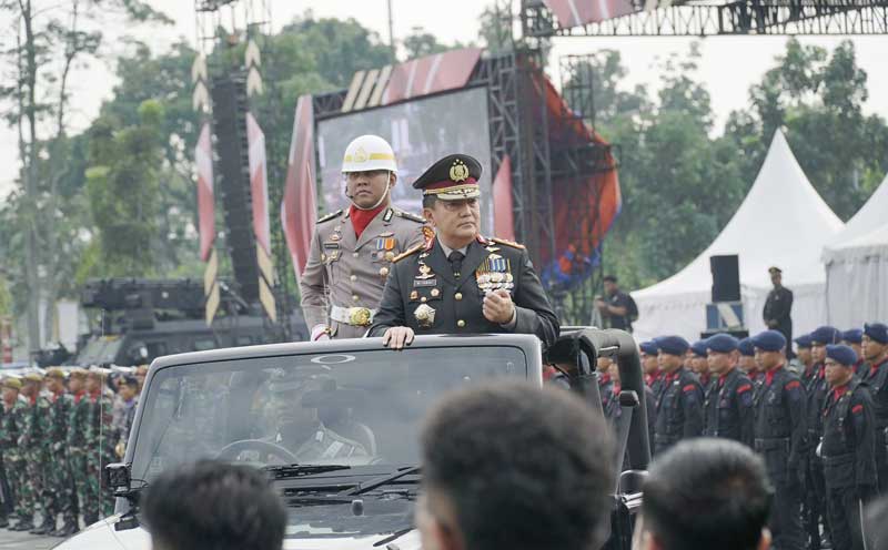 Kapolda Riau Irjen Pol Mohammad Iqbal saat pengecekan pasukan saat upacara Hari Bhayangkara di Kantor Gubernur Riau, Jalan Sudirman, Pekanbaru, Senin&nbsp;(1/7/2024).