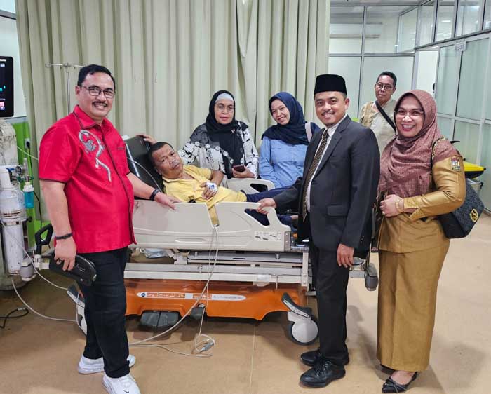 Ketua DPD Kabupaten Kampar Repol SAg MIP bersama anggota DPRD Kampar Juswari Umar Said saat membesuk H Masnur di RSUD Bangkinang, Senin (1/7/2024).