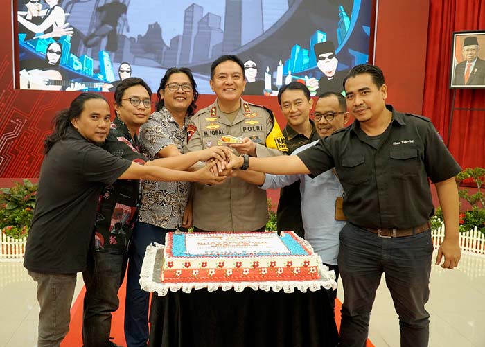 Kapolda Riau (tengah) didampingi Wakil Ketua DPRD Riau Hardianto, salam kompak bersama CEO Riau Pos Group (tiga kiri), bersama jajaran usai pertemuan di Aula Tribrata Mapolda Riau, Pekanbaru.