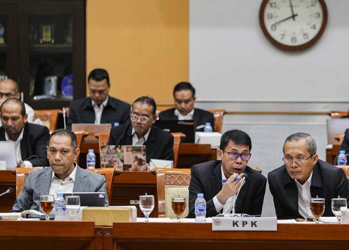 Wakil Ketua KPK Alexander Marwata (kanan) berbincang dengan Ketua KPK sementara Nawawi Pomolango (tengah) didampingi Wakil Ketua KPK Nurul Ghufron (kiri) dalam rapat kerja bersama Komisi III DPR.