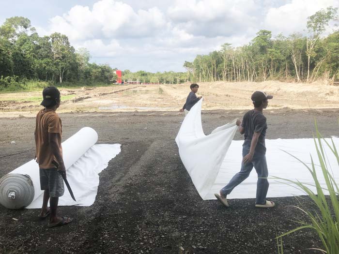Pekerja sedang menyiapkan pelapis untuk penimbunan jalan sekitar Stadion Sultan Ismail Siak yang terhubung ke Jalan Hang Tuah, Senin (1/7/2024).