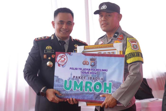 Kapolres Inhu AKBP Dody Wirawijaya SIK memberikan hadiah umrah kepada Bhabinkamtibmas Desa Morong Polsek Pasir Penyu Aipda Damhir SPdi pada perayaan HUT ke-78 Bhayangkara, Senin (1/7/2024).