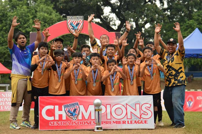 Pemain Garuda Jr foto bersama usai penyerahan medali runner-up Liga Sentra Indonesia Premier League Seri Nasional di Jakarta, Sabtu (29/6/2024).