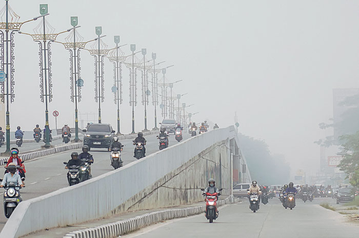 KABUT: Pengendara  melintas di kawasan flyover simpang SKA, Jalan Soekarno Hatta yang sedang diselimuti kabut fog, Senin (1/7/2024).