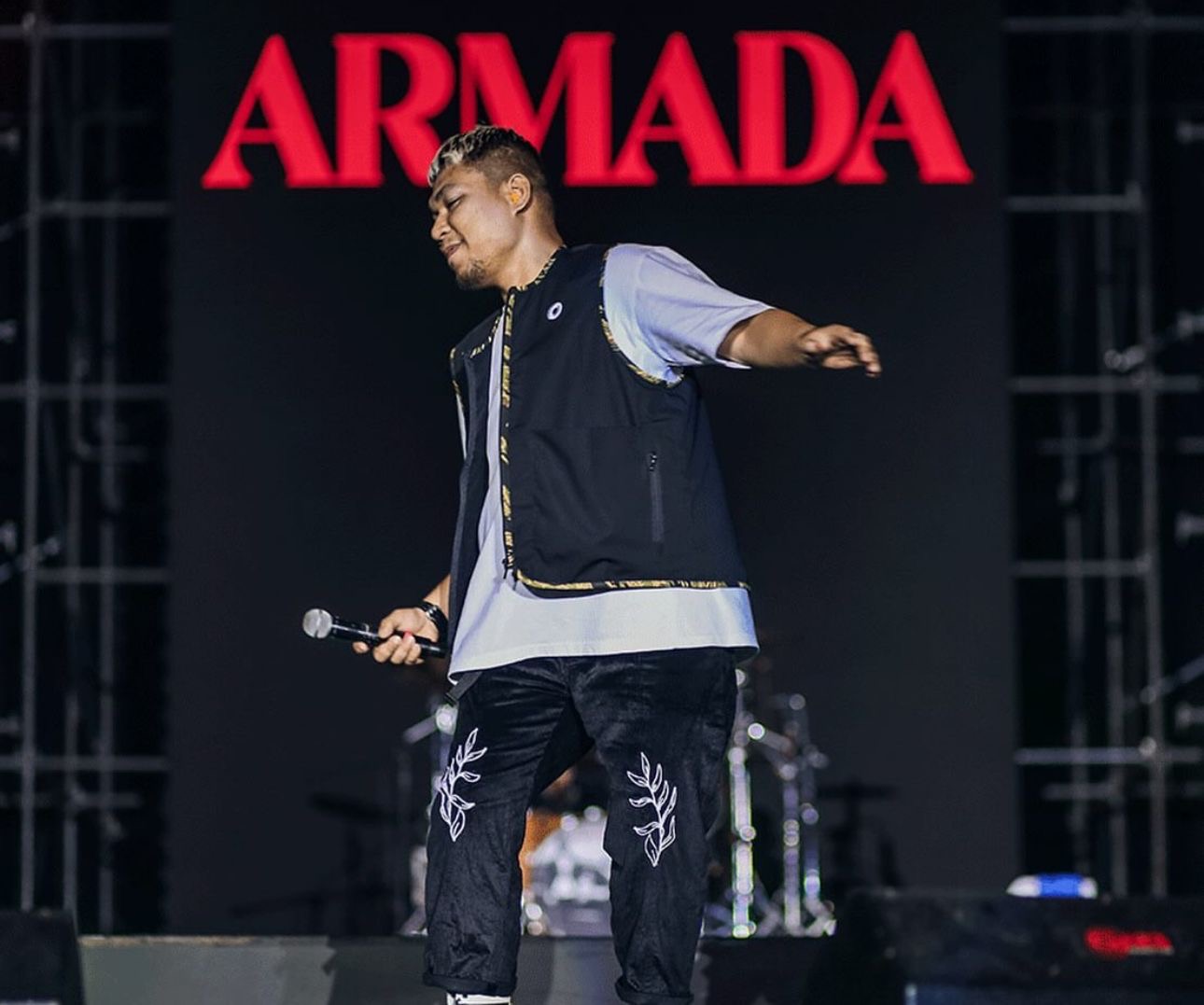 Vokalis Armada Band Tsandi Rizal saat tampil dalam sebuah konser.