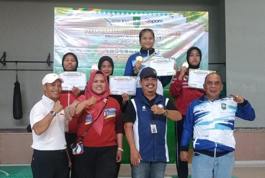 Kabid Peningkatan Prestasi Olahraga Dispora Riau Amir Azan (berdiri dua depan) foto bersama atlet dan panitia usai penyerahan medali pencak silat di Hall Beladiri, Selasa (2/7/2024).