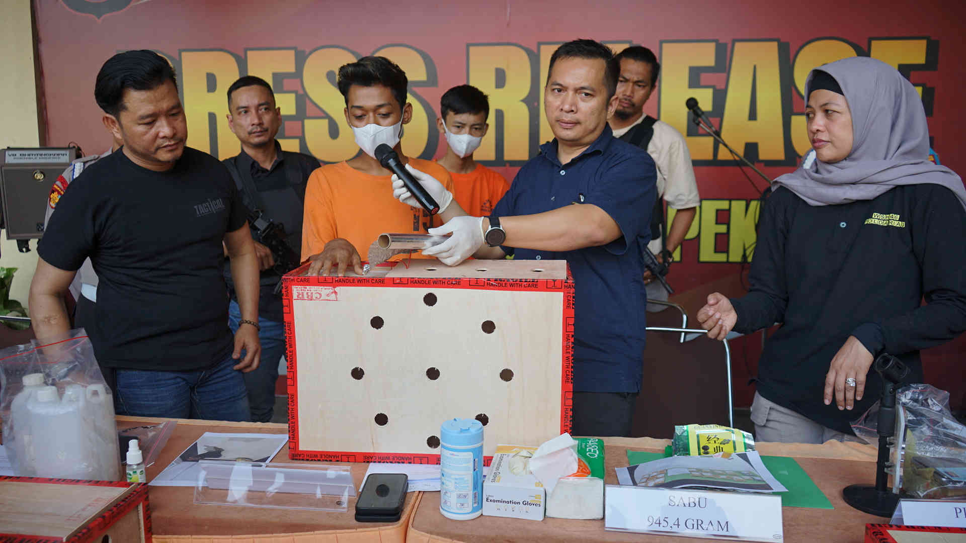 Kasat Narkoba Polresta Pekanbaru Kompol Manapar Situmeang (tengah) meminta keterangan tersangka saat ekspos kasus narkoba di halaman belakang Mapolresta Pekanbaru, Selasa (2/7/2024).