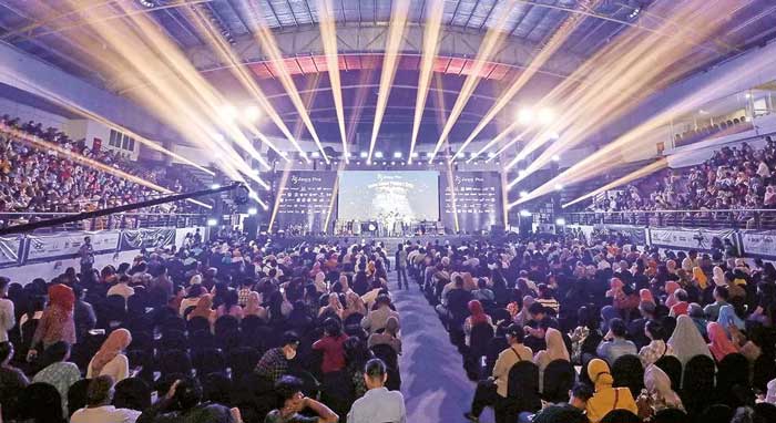 ULANG TAHUN PLATINUM: Suasana kemeriahan Malam Gebyar Pembaca Setia Jawa Pos di Jawa Pos Arena Senin malam (1/7). Super grand prize, grand prize, dan beragam hadiah lainnya.