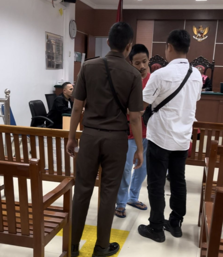 Terdakwa Erwin, mahasiswa yang dipenjara karena mencabuli pacar dibawah umur meminta keringanan hukuman kepada majelis hakim Pengadilan Negeri Batam, Senin ( 1/7).