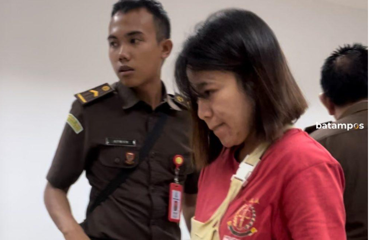 Esin usai menjalani sidang di Pengadilan Negeri Batam.