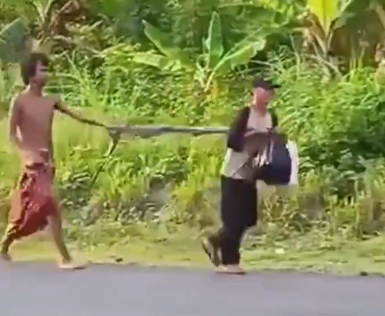 Tangkapan layar pelaku mutilasi yang diduga gangguan jiwa saat menyeret korban yang juga memiliki gangguan jiwa.