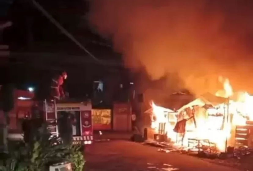 Petugas pemadam kebakaran memadamkan api yang melahap rumah seorang wartawan di Karo, Sumut, Kamis (27/6/2024) dinihari.