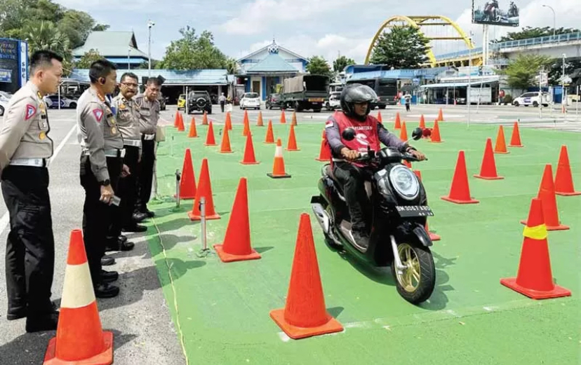 Masyarakat saat mengikuti tes pembuatan SIM C di Pekanbaru, beberapa waktu lalu.