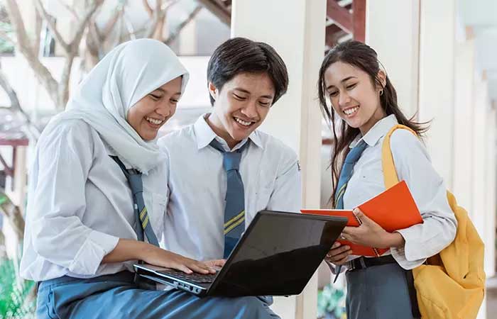 ILUSTRASI: Siswa SMA Negeri 40 Jakarta memanfaatkan teknologi saat belajar kelompok.