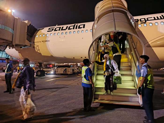 Jamaah haji saat mendarat di Bandara Juanda.