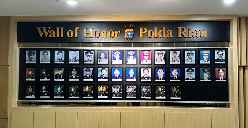 Daftar lengkap nama Kapolda Riau dari Wall of Honor Polda Riau di Mapolda Riau, Jalan Pattimura, Pekanbaru.