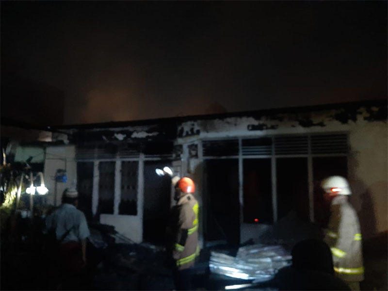 Petugas Damkar Kota Pekanbaru melakukan pendinginan pasca kebakaran di Jalan Pinang, Kecamatan Marpoyan Damai, Rabu (3/7/2024), sekitar pukul 21.00 WIB malam.