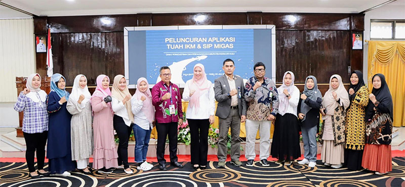 Bupati Inhu, Rezita Meylani Yopi SE foto bersama dengan pelaku IKM usai penyerahan sertifikat merek, halal dan SNI, Rabu (3/7/2024).