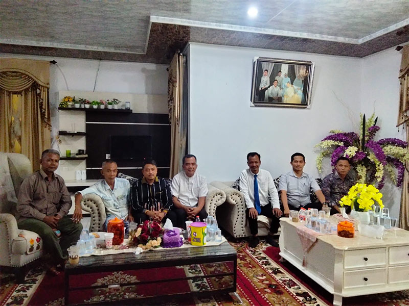 Para Kholifah serantau Kampar Kiri dan Datuk Besar Raja Luhak Kholifah Kampar Kiri H Marwas (empat kiri)  saat silaturahmi dengan Wakil Ketua DPRD Kabupaten Kampar Repol SAg MIP