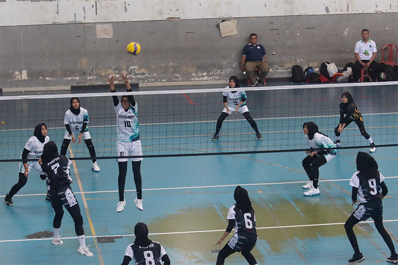 Pertandingan Cabor Voli Pekanbaru berhadapan dengan Kampar bertempat di Rumbai Sport Center pada POPDA Riau XVI di Rumbai Sport Center.