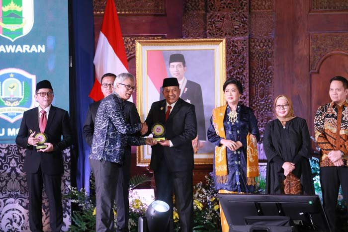 Sekretaris Utama BKKBN Drs Tatip Agus Rayanto MSi menyerahkan penghargaan kepada Bupati Siak Alfedri atas dedikasinya menurunkan tengkes di  Semarang.