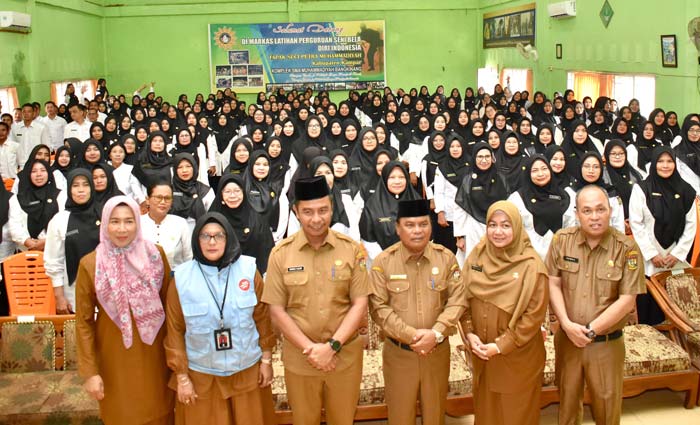 Pj Sekda Kampar Ahmad Yuzar bersama Kadisdikpora Aidil saat menghadiri acara peningkatan kompetensi guru PPPK formasi 2023 di aula SMA Muhammadiyah Bangkinang Kota, Selasa (2/7/2024).