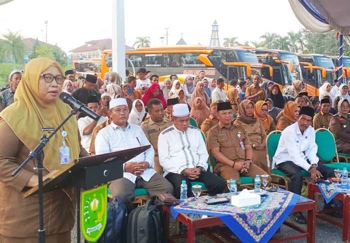 Asisten Administrasi Umum Setdakab Inhu Dra Hj Erlina Wahyuningsih MIP saat menyampaikan pidato penyambutan jemaah haji di halaman Kantor Bupati Inhu, Selasa (2/7/2024).