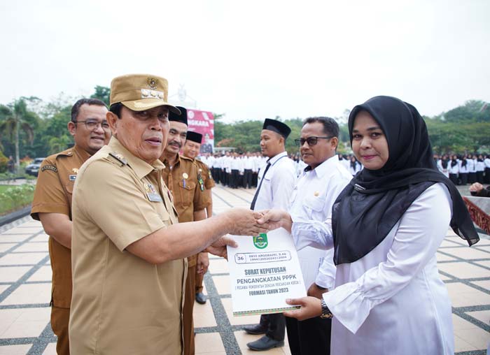 Bupati Rohul H Sukiman menyerahkan secara simbolis SK pengangkatan 2.553 PPPK formasi 2023 sekaligus melantik dan mengambil sumpah/janji 2.553 PPPK di halaman Kantor Bupati Rohul, Selasa (2/7/2024).