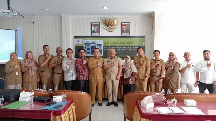 FOTO BERSAMA: Kepala BBPOM Pekanbaru Alek Sander (enam kanan) foto bersama stakeholder saat meluncurkan program semangatkan desa di Kantor BBPOM Pekanbaru Jalan Diponegoro, Selasa (2/7/2024).