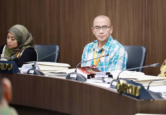 Nasib Ketua Komisi Pemilihan Umum (KPU) Hasyim Asy&rsquo;ari (tengah) bakal ditentukan hari ini, Rabu (3/7/2024).
