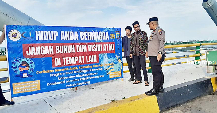 Polisi dan pihak terkait memasang spanduk imbauan larangan bunuh diri di Jembatan I Barelang, kemarin.