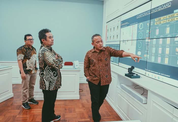 Asisten Deputi Bidang Industri Perkebunan dan Kehutanan Kementerian BUMN Faturohman didampingi Direktur Utama PTPN IV PalmCo melihat Corporate Dashboard PTPN IV Regional 3, baru-baru ini.&nbsp;