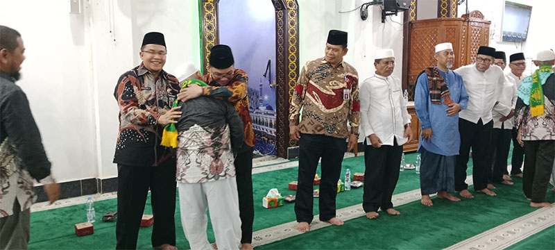 Pj Sekda Kuansing dr H Fahdiansyah SpOg, Asisten III Drs Rustam menyambut kedatangan jemaah haji Kuansing, Kamis (4/7/2024) di Masjid Agung Kuansing.
