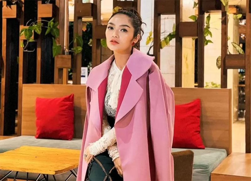Siti Badriah dibuat pusing oleh tindakan anaknya, Xarena Zenata Denallie Baharudin, yang melakukan gerakan tutup mulut (GTM) alias tidak mau makan.