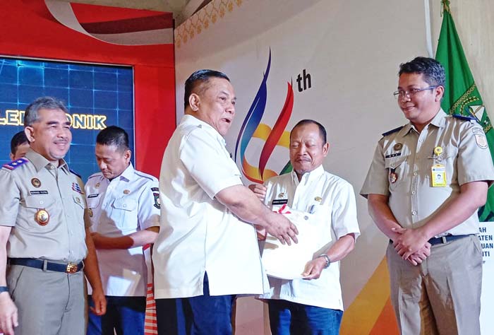Sekda Kepulauan Meranti H Bambang Suprianto menerima sertipikat tanah elektronik dari Pj Gubri SF Hariyanto dan Kepala Kanwil BPN Riau Nurhadi Putra di  Pekanbaru, Rabu (3/7/2024).