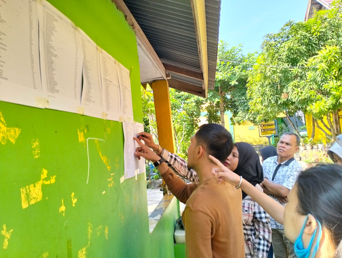 Para orang tua murid melihat informasi penyelenggaraan PPDB jenjang SMP, beberapa waktu lalu.