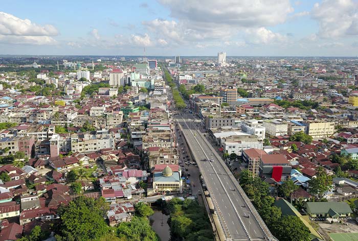Sebagai ibu kota Provinsi Riau, Pekanbaru menggeliat tumbuh. Selain sebagai pusat perekonomian, Pekanbaru mulai dipenuhi bangunan baik permukiman maupun sentral ekonomi.