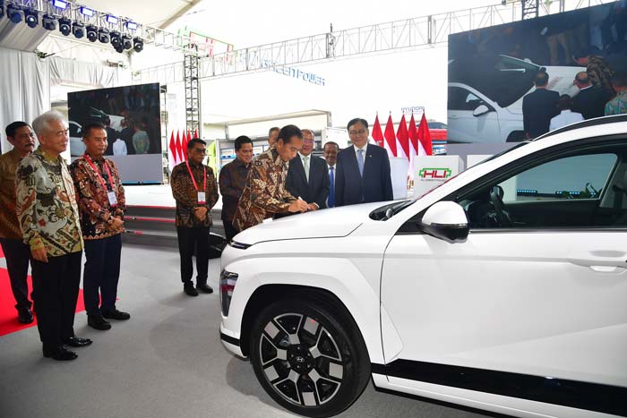 Presiden Joko Widodo meresmikan ekosistem pabrik baterai dan kendaraan listrik di PT Hyundai LG Indonesia (HLI) Green Power, Karawang, Jawa Barat.