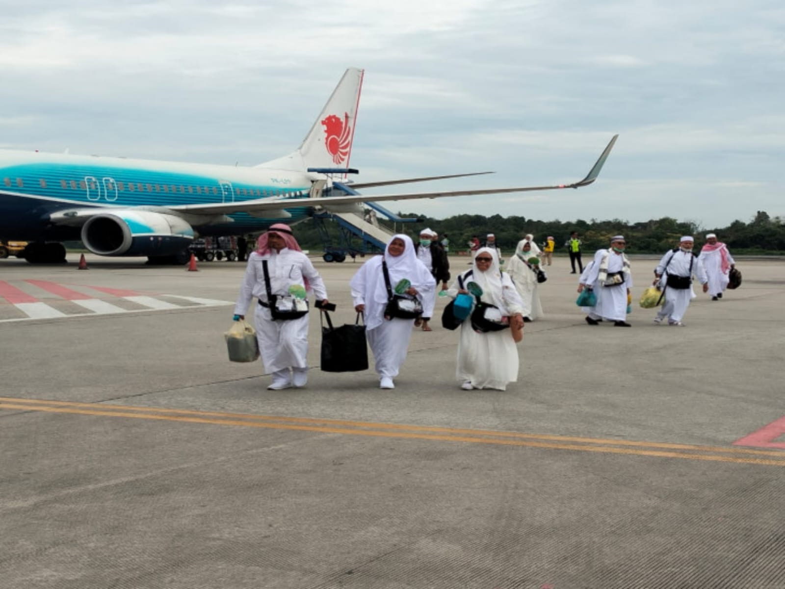 Sebanyak 156 jamaah haji Kabupaten Kampar yang tergabung kloter 11 atau terakhir tiba di Bandara Sultan Syarif Kasim II Pekanbaru, Kamis pagi (4/7/2024).