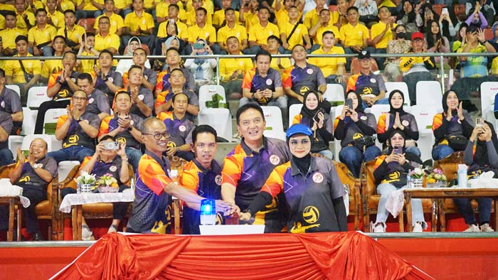 Kapolda Riau Irjen Pol Mohammad Iqbal (dua kanan) Bersama jajaran melakukan penekanan tombol tanda dibukanya Open Tournament Bolavoli Kapolda Riau Cup di GOR Gelanggang Remaja Riau, Pekanbaru.