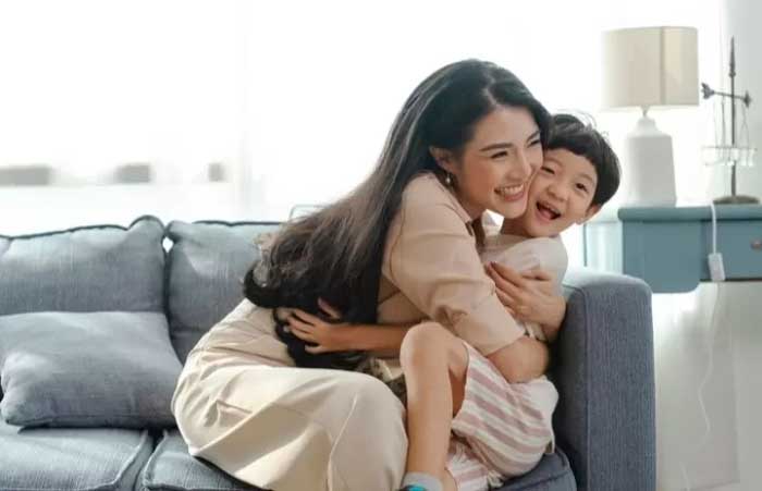 ILUSTRASI: Anak yang dimanja oleh orang tuanya.