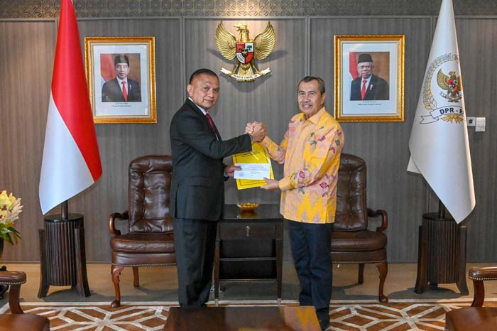 Ketua Dewan Pimpinan Daerah I Partai Golkar Riau, Drs H Syamsuar MSi, menerima mandat dari Dewan Pimpinan Pusat  yang diserahkan Sekretaris Jenderal Sekjen Lodewijk F Paulus.
