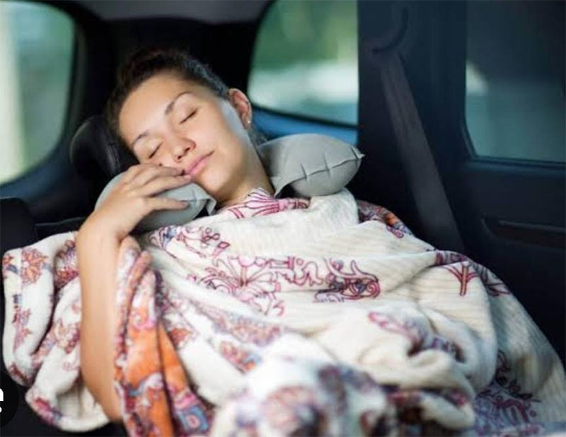 Ilustrasi tidur di mobil