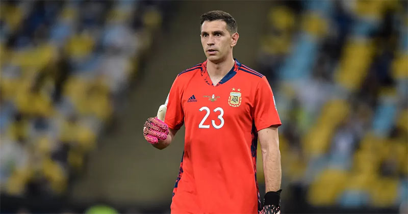Kiper Timnas Argentina, Emiliano Martinez, menjadi pahlawan setelah menggagalkan dua tendangan pemain Ekuador saat adu penalti di Copa America.