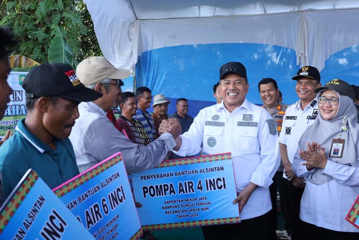 Bupati Siak Alfedri menyerahkan alsintan secara simbolis kepada kelompok tani se-Kabupaten Siak di Dusun III Mukti Jaya, Kampung Langsat Permai