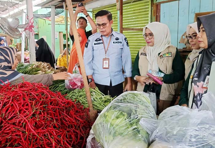 Kepala Dinas Ketahanan Pangan Disketapang Pekanbaru Maisisco melakukan pemantauan terhadap bahan pangan di Pasar Cik Puan, Kamis (4/7/2024).