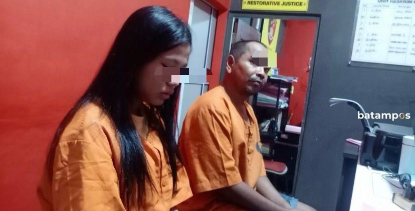 Yola, janda dua anak yang baru berusia 19 tahun bersama Almaida, seorang pria hidung belang ditahan Polsek Seibeduk karena mengeksploitasi seorang siswa SMP asal Tiban.